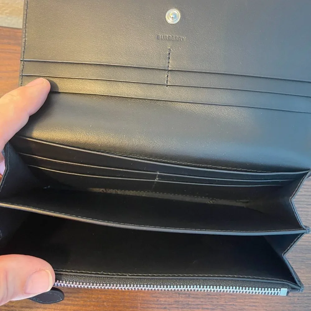 Burberry Porter Women's Black Leather Flap Wallet 8052831 1 - Picture 3 of 14